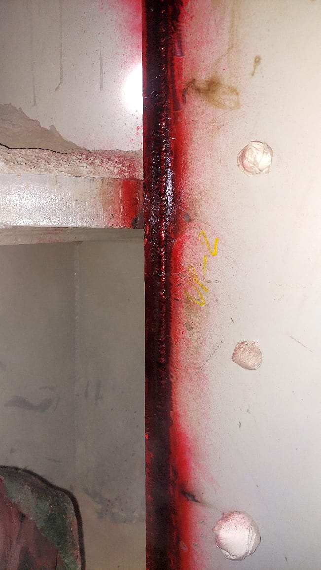Aplicación de penetrante rojo sobre cordón de soldadura para ensayo END